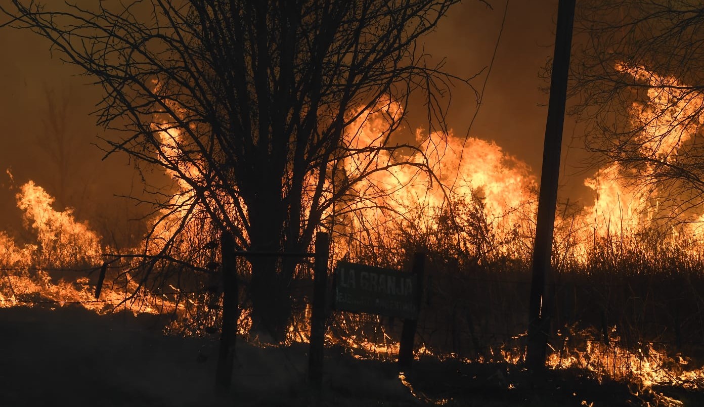 Video: impactantes imágenes del incendio en la autopista Córdoba-Carlos Paz | Córdoba