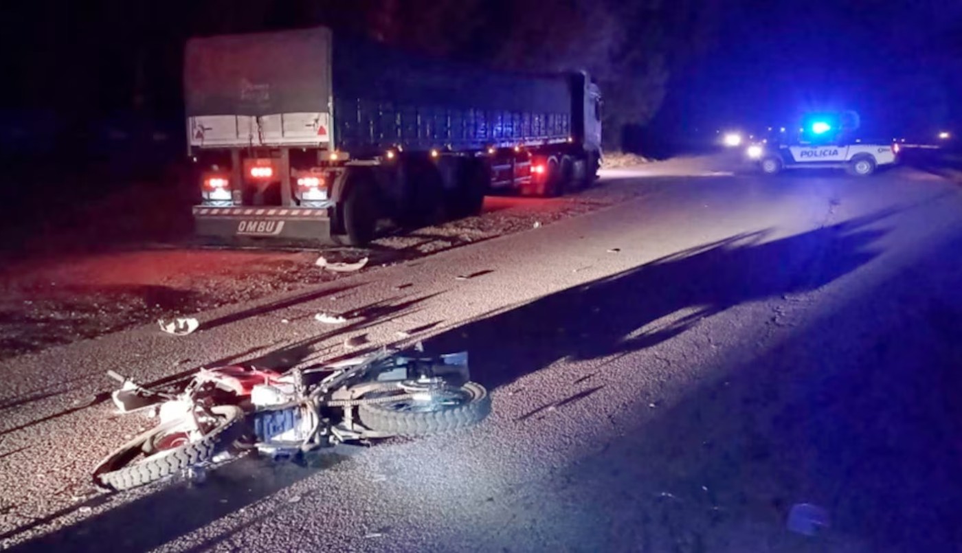 Córdoba: un hombre viajaba en moto, chocó de frente contra un camión y murió | Córdoba