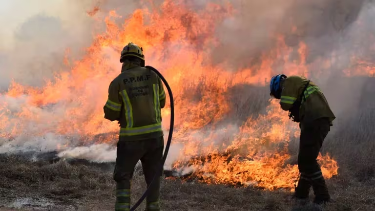 Incendio en La Calera: los Bomberos siguen combatiendo el incendio | Córdoba