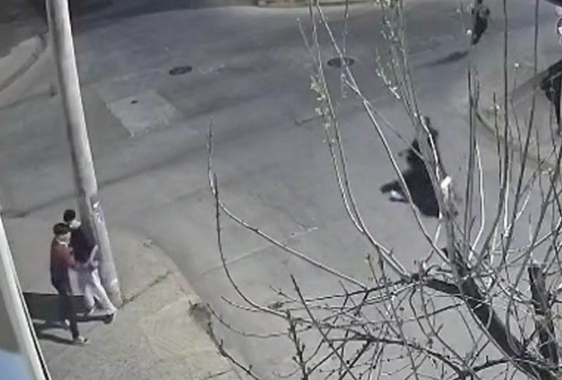 Video: dos nenes jugaban a la pelota en la calle y motochorros les quisieron robar | Córdoba