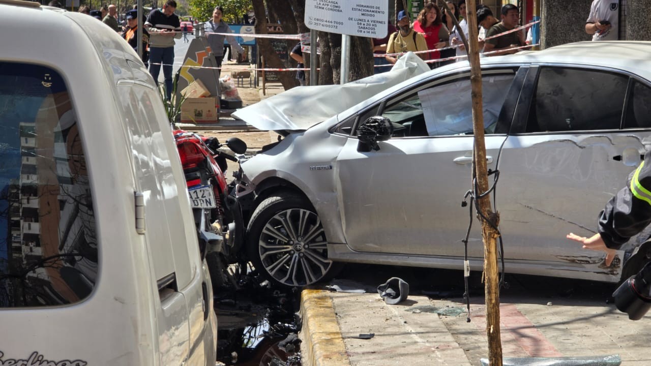 Un auto perdió el control, choco peatones y se incrusto en una farmacia | Córdoba