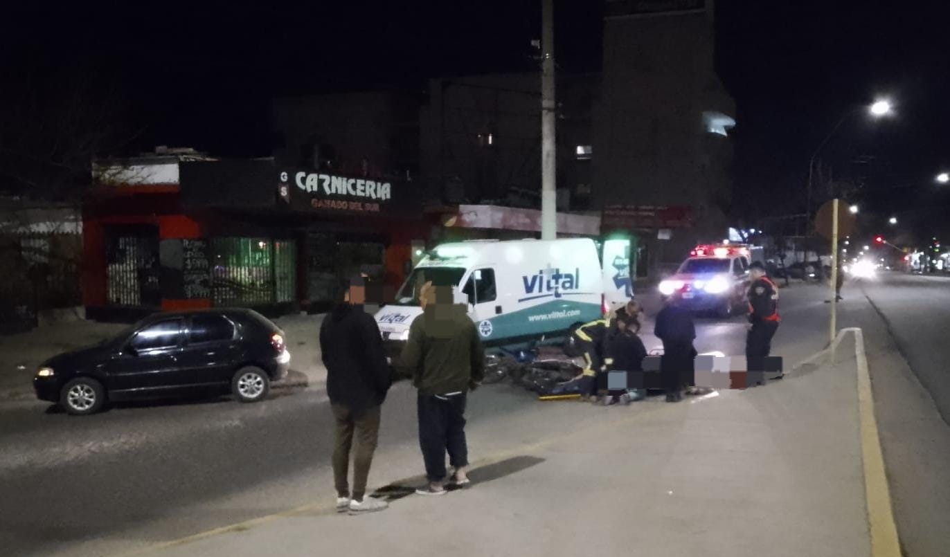 Villa Carlos Paz: un motociclista chocó contra un auto y tuvo que ser hospitalizado | Córdoba