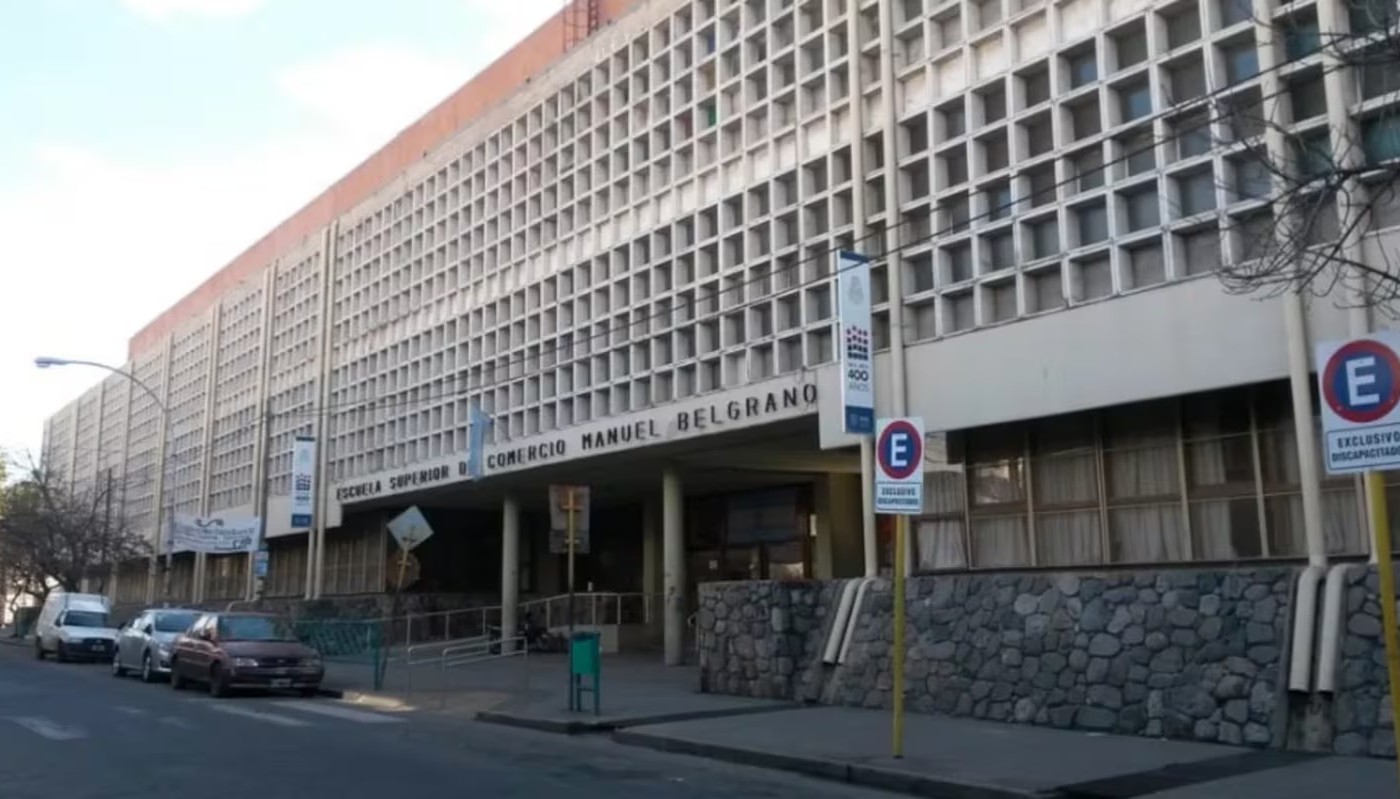 Por la quita del Boleto Educativo para interurbanos alumnos tomaron el Manuel Belgrano en reclamo | Córdoba