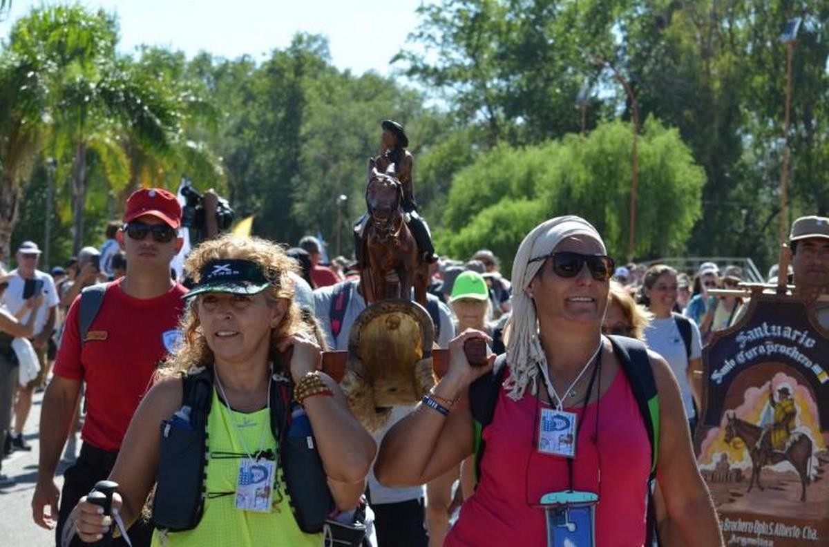 Manifestación de fe: cerca de 3.000 peregrinos recorren el "Camino de Brochero" | Córdoba