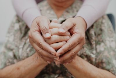 Cuidar a un ser querido que tuvo un ACV requiere más de 500 horas por año | Actualidad