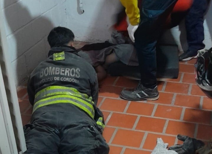 Una niña de 11 años se tiró por la ventana de un tercer piso durante un incendio en un edificio de Córdoba | Córdoba
