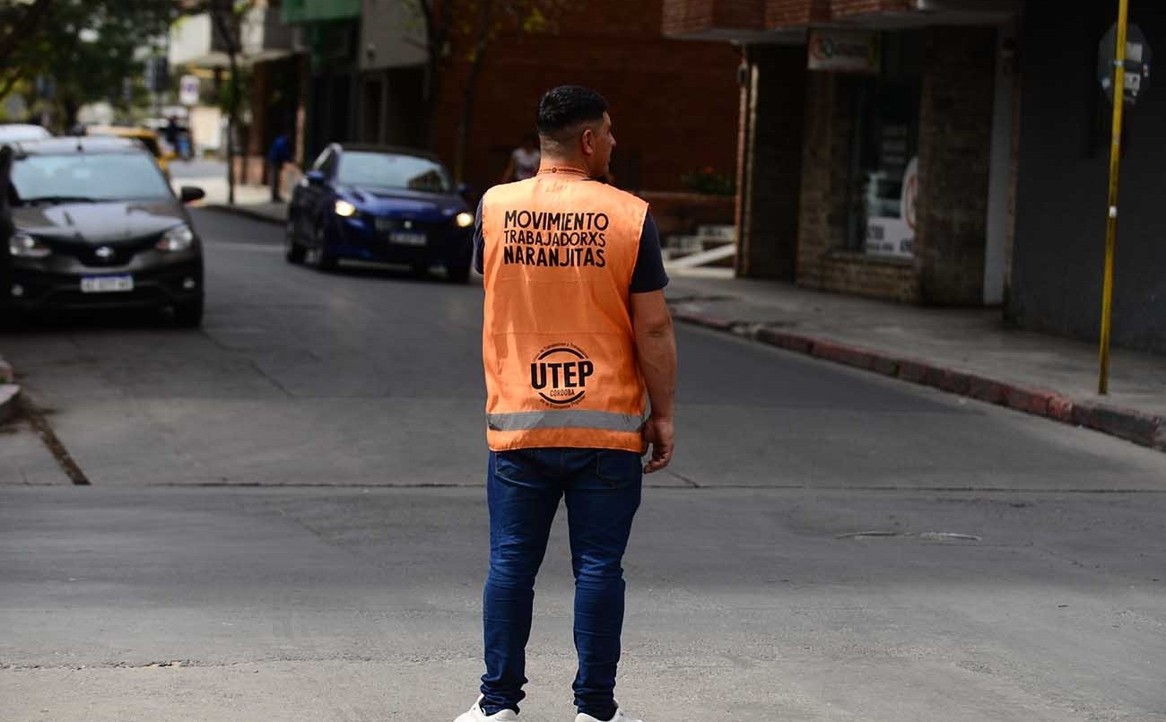 Detuvieron a dos naranjitas que exigían una tarifa excesivamente alta por estacionar en la vía pública | Córdoba