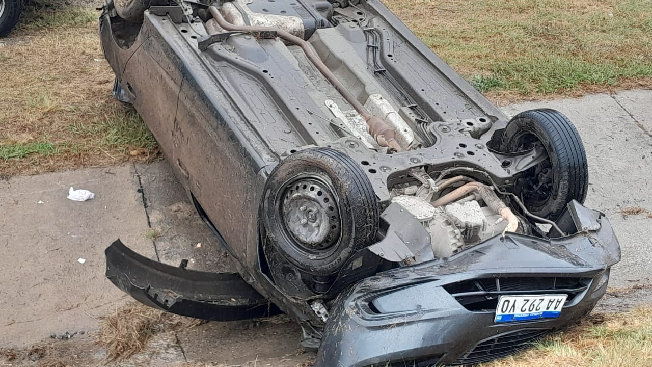 Un auto volcó en la Autopista Córdoba - Carlos Paz por la lluvia | Córdoba