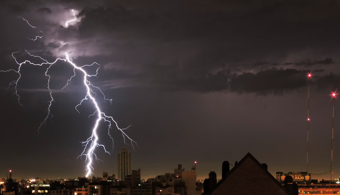Córdoba: un hombre se descompensó tras recibir una descarga eléctrica de un rayo | Córdoba