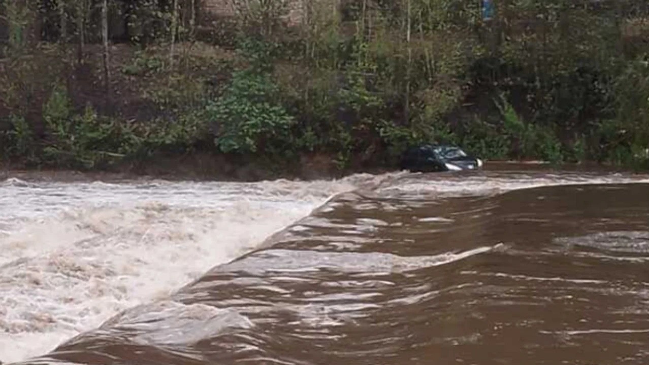 Un auto intentó atravesar el río en El Durazno pero se lo llevó la crecida | Córdoba
