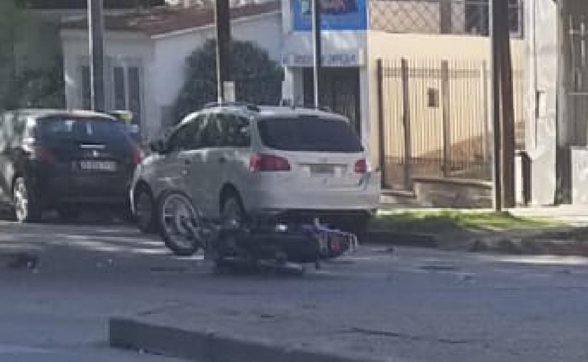 Fuerte choque entre un auto y una moto en Córdoba: un herido grave | Córdoba