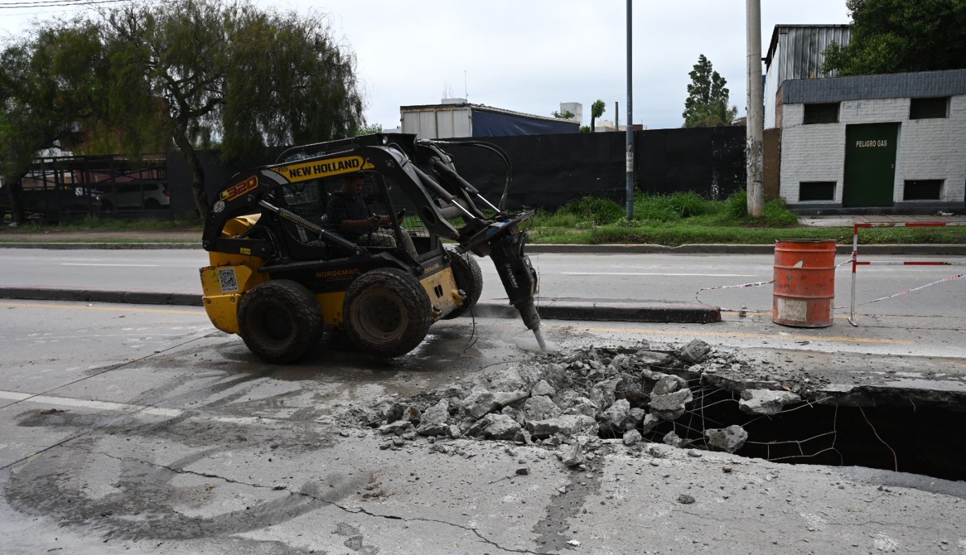La Municipalidad inició las tareas de reparación en el socavón de avenida Vélez Sarsfield | Córdoba