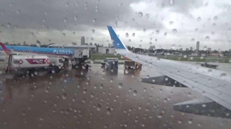 Demoras y cancelaciones en Aeroparque y Ezeiza por la tormenta | Actualidad