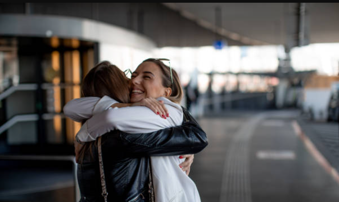 Polémica medida en un aeropuerto: impusieron un límite de 3 minutos a los abrazos de despedida | Internacionales