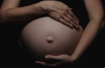 Detienen en Ezeiza a una pareja que se llevaba a una beba recién nacida de un vientre subrogado | Actualidad