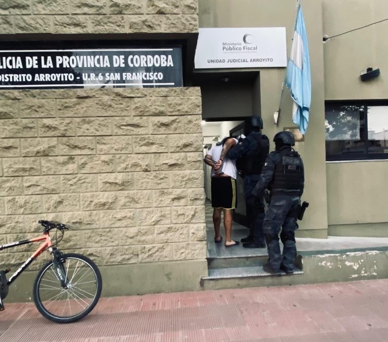 Detuvieron a un joven escuchó que la FPA ingresó a su hogar y tiró varias dosis de cocaína al vecino | Córdoba