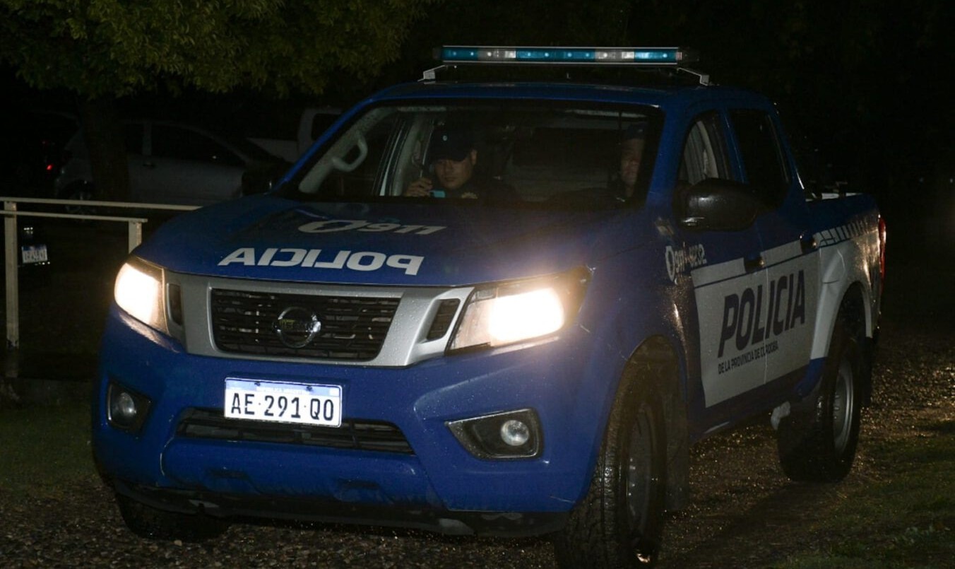 Dos jóvenes de 19 y 20 años intentaron huir de la policía y los detuvieron: tenían un arma de fuego | Córdoba
