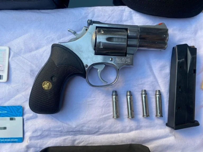 Detuvieron a un barra brava de Belgrano: circulaba con dos autos y un revólver calibre 38 | Córdoba