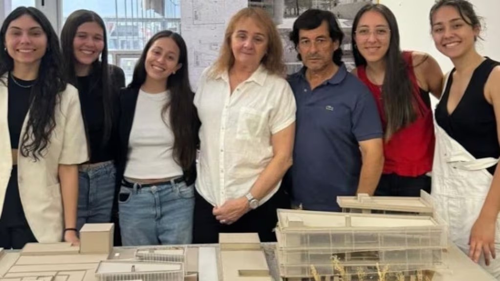 Las amigas de Catalina entregaron una maqueta que hicieron con ella y la homenajearon | Córdoba