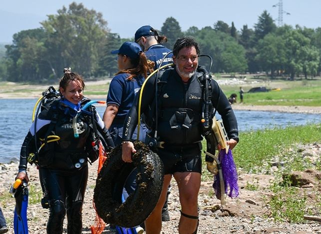 Ambiente organizó una jornada de limpieza del Dique Los Molinos | Córdoba
