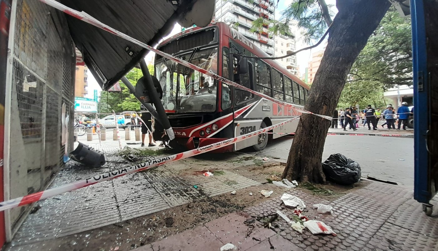 Imputaron al chofer del colectivo que chocó a dos mujeres y se incrustó en un kiosco en la Chacabuco | Córdoba