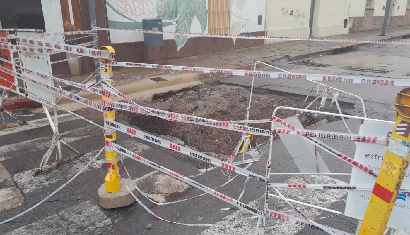 Un pozo se “tragó” un móvil policial en barrio Alberdi | Córdoba