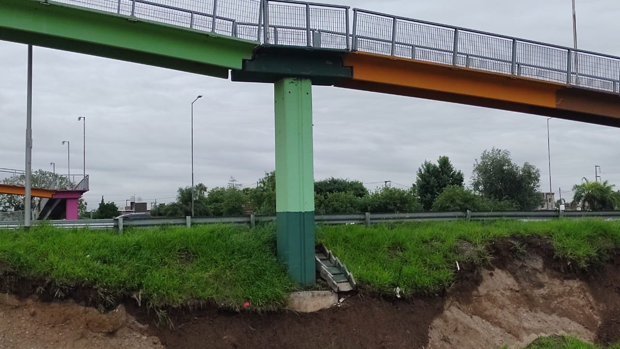 Tras las lluvias en Córdoba, se desmoronó la base de una pasarela en Circunvalación | Córdoba