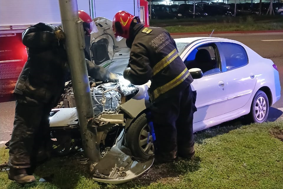 Un auto chocó contra un poste y se prendió fuego en Córdoba | Córdoba