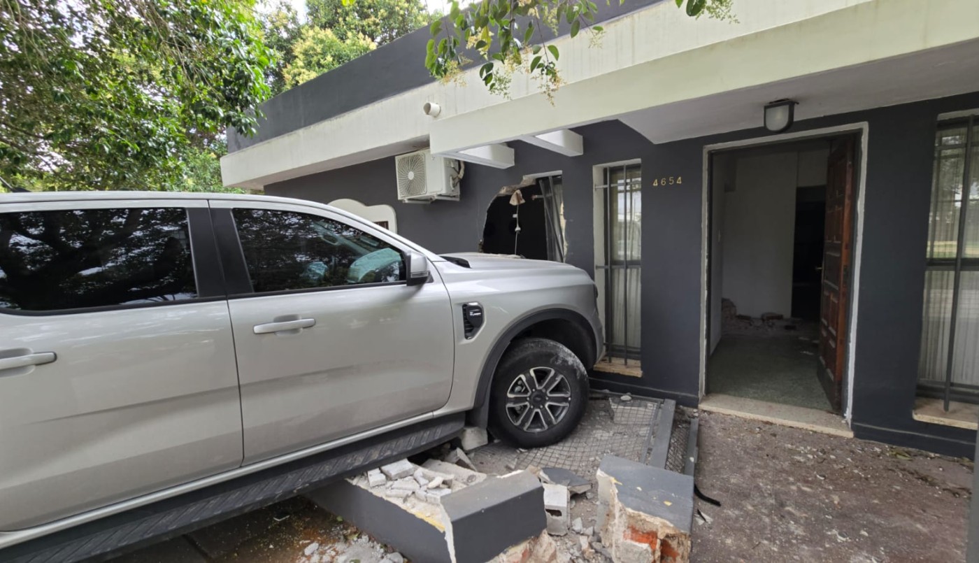 Una camioneta embistió una casa, tras chocar con un automóvil en barrio Alejandro Centeno | Córdoba