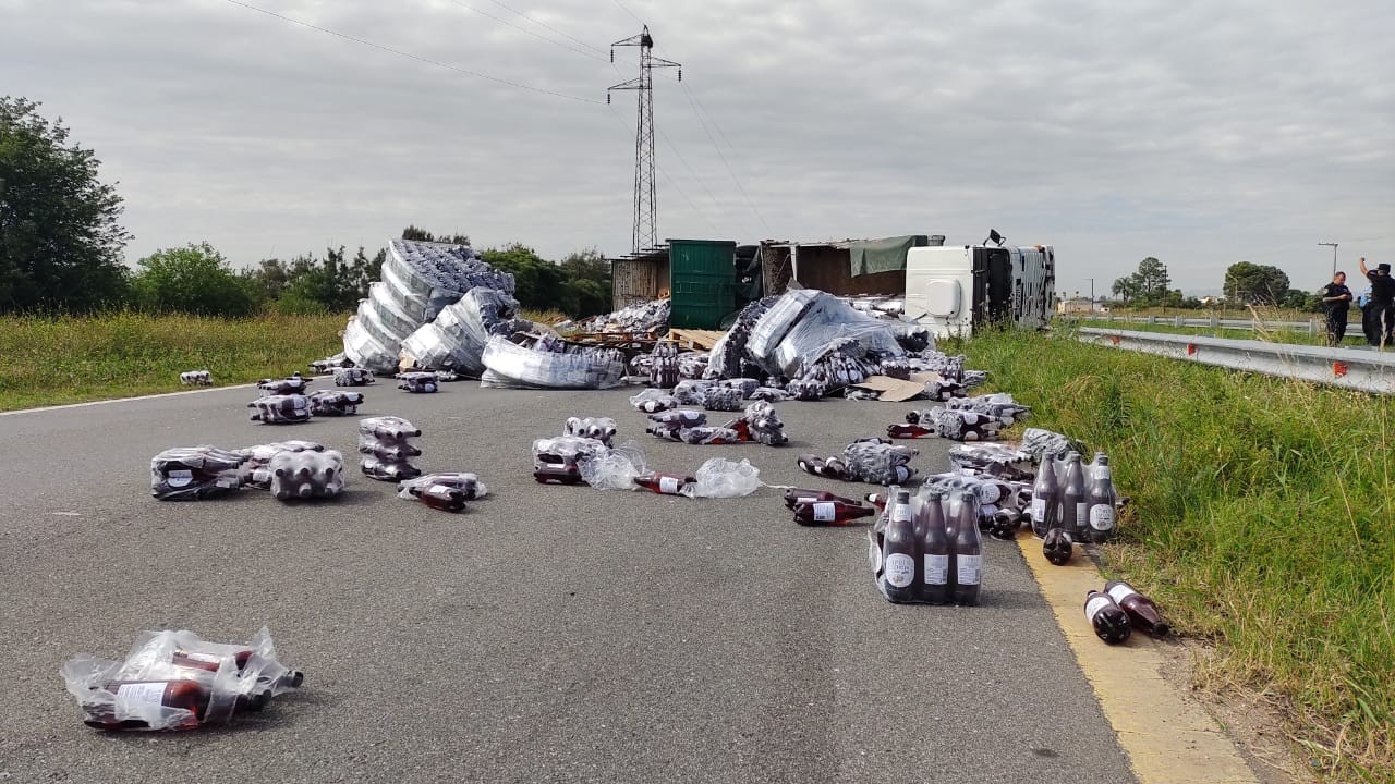 Un camión lleno de cervezas volcó a la altura de la localidad de Bouwer | Córdoba