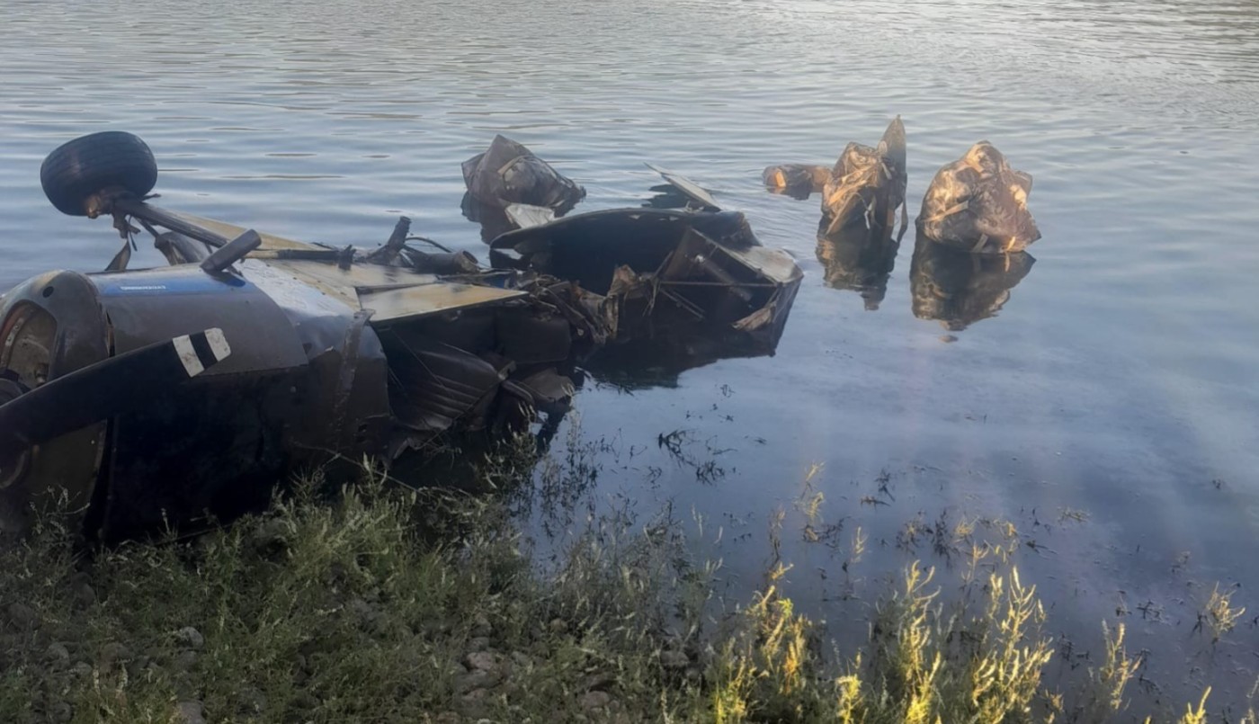 Lograron extraer la avioneta que estuvo estancada en el Dique Los Molinos por más de 17 años | Córdoba