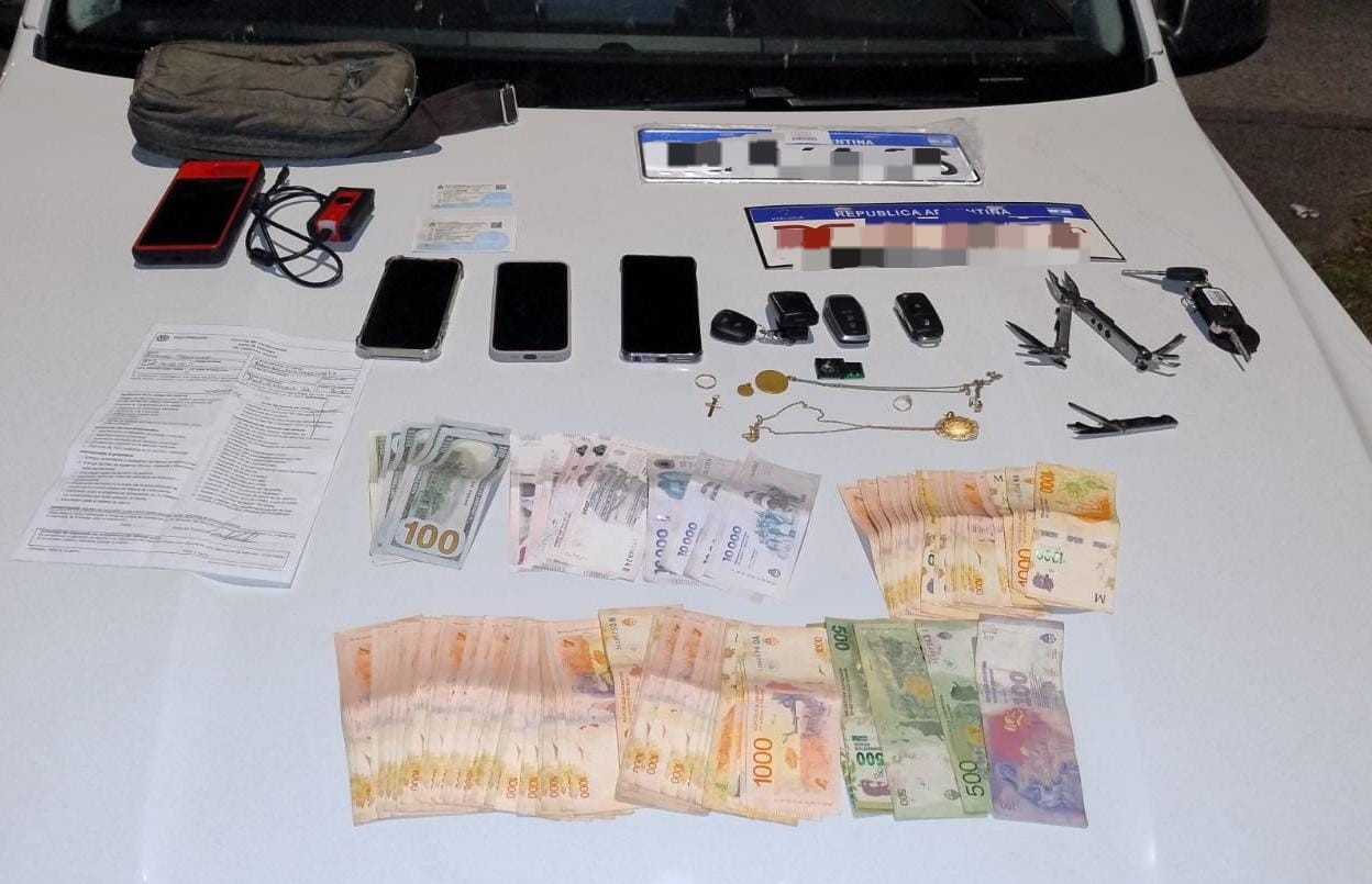 Circulaban con inhibidores, dólares y documentos falsos: intentaron coimear a la policía para no ser arrestados | Córdoba