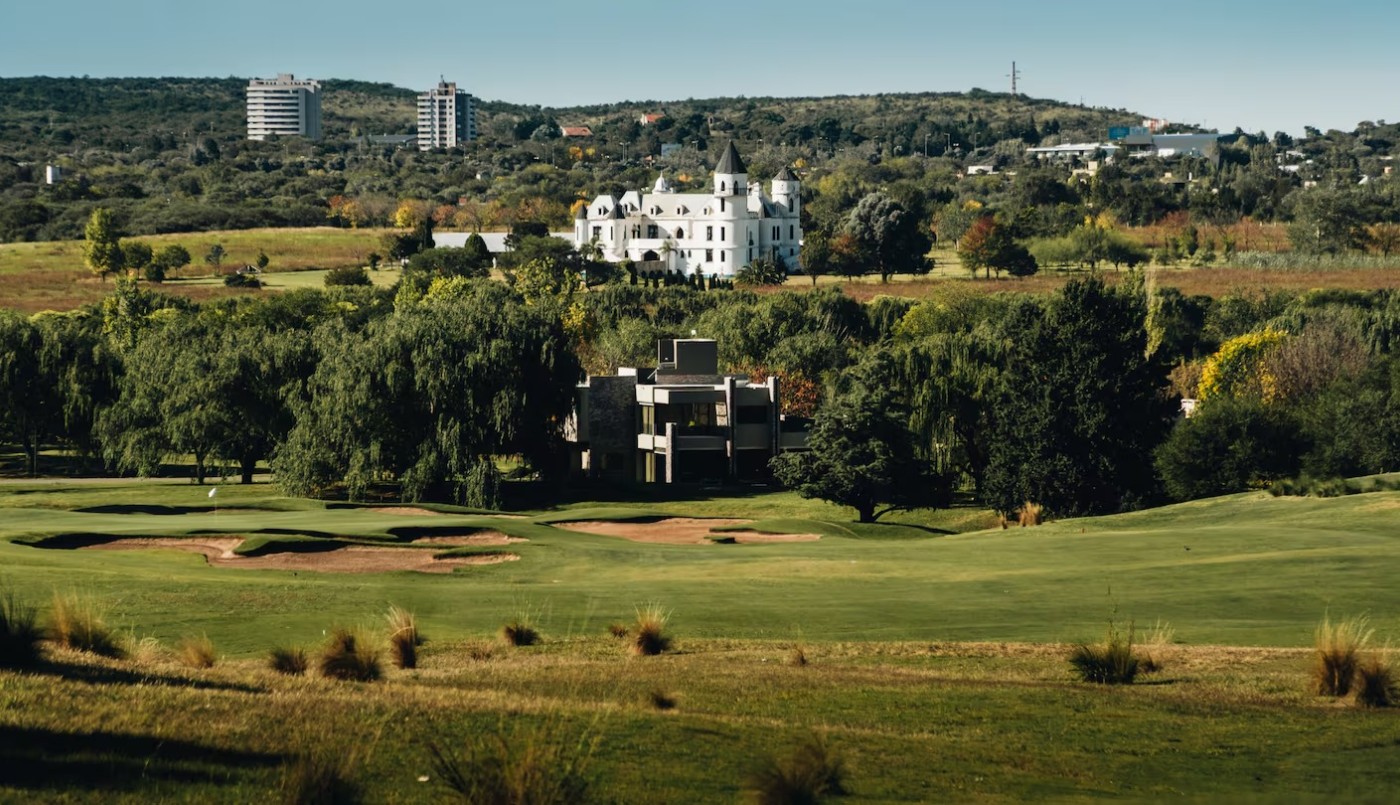 Detuvieron a tres jóvenes acusados de abusar a una joven en una fiesta en un conocido country de Córdoba | Córdoba
