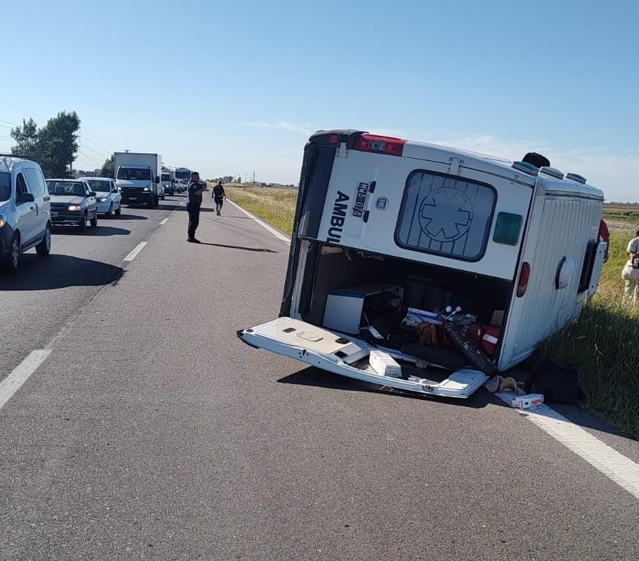Una ambulancia se dio vuelta en la autopista Córdoba-Rosario: trasladaba un paciente al hospital | Córdoba