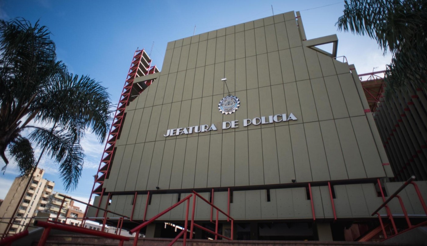 Un policía chocó e intentó pegarle a sus compañeros en Nueva Córdoba: lo detuvieron | Córdoba