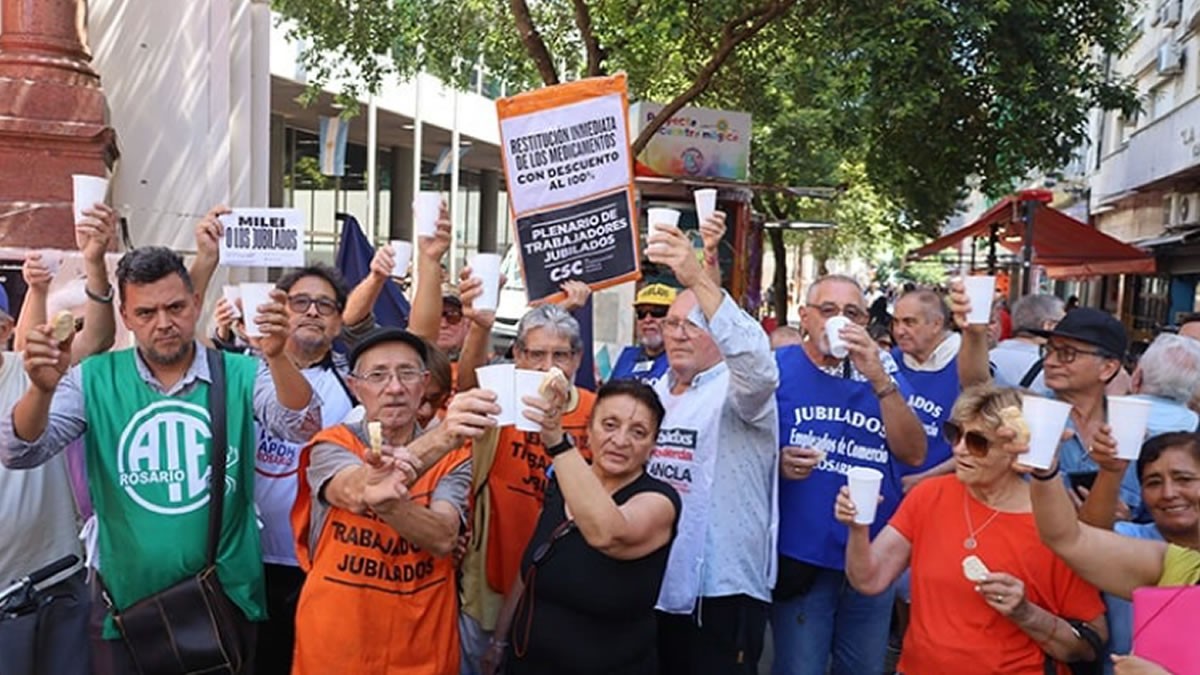 Jubilados realizaron su tradicional brindis con pan y agua para visibilizar su crítica situación económica | Actualidad