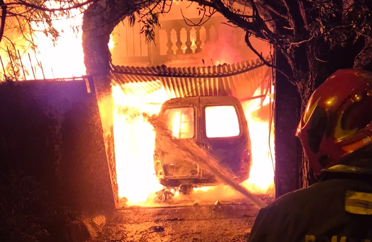 Incendio en una casa de Córdoba: perdieron tres autos, una moto y hay un joven internado | Córdoba