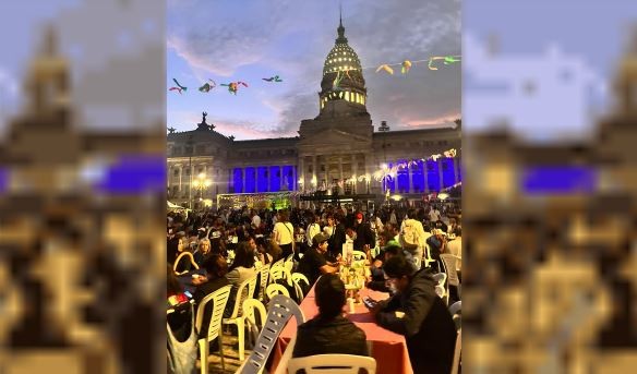La cena navideña frente al Congreso albergó a decenas de personas en situación de calle | Actualidad