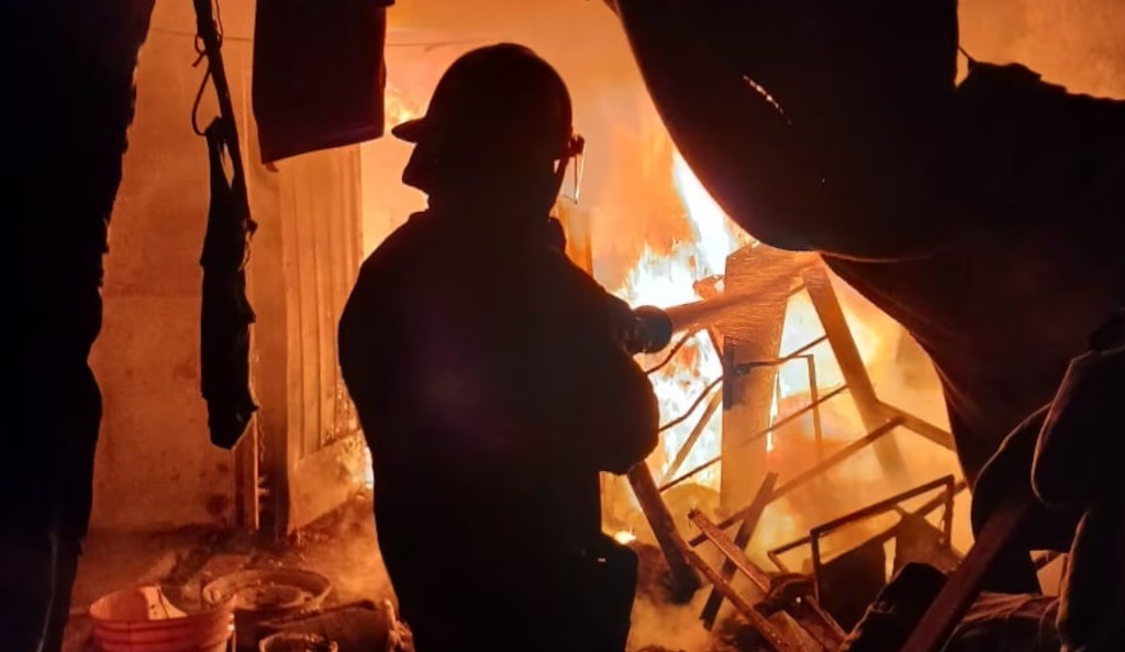 Prendió fuego para espantar a los mosquitos y terminó incendiando toda su casa | Córdoba