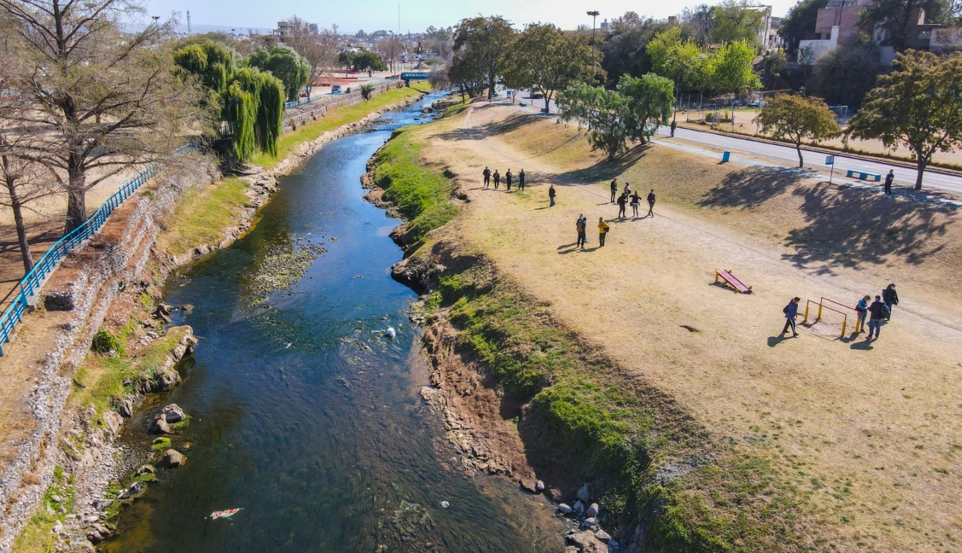 Asistieron a un niño que se golpeó la cabeza tras lanzarse al río Suquía | Córdoba