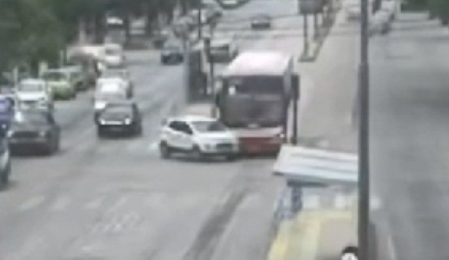 Video: se cruzó de carril y chocó contra un colectivo interurbano en barrio Empalme | Córdoba