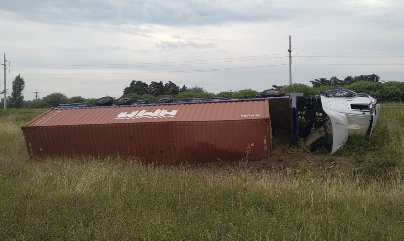 Un camión volcó y provocó un desastre en el interior de Córdoba | Córdoba