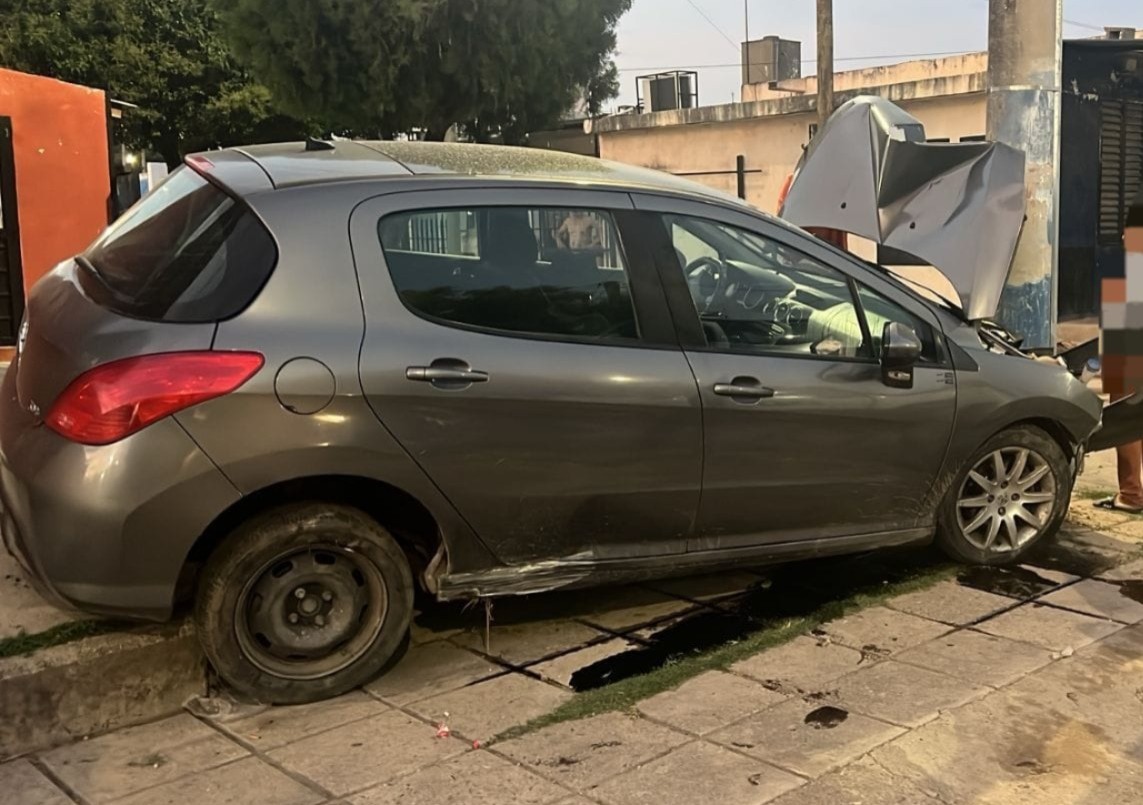 Video: dobló rápido, perdió el control y chocó contra un poste en Córdoba | Córdoba