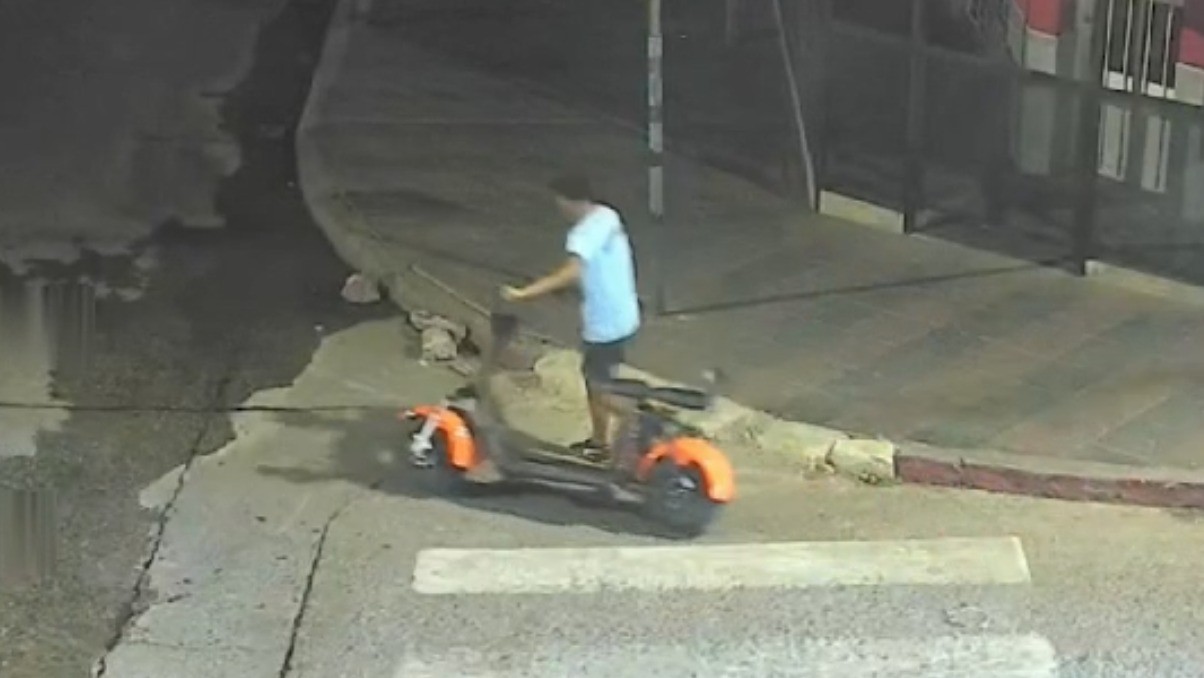 Video: un joven de 18 años robó una moto eléctrica de un edificio | Córdoba