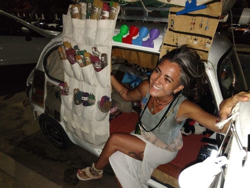 Un “fitito” convertido en motorhome: Daniela viaja hacia México con un sueño sobre ruedas | Actualidad