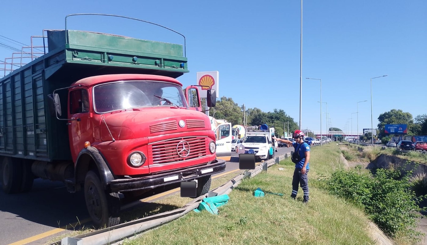Un camión perdió el control, chocó contra un guardarraíl y provocó caos vehicular | Córdoba