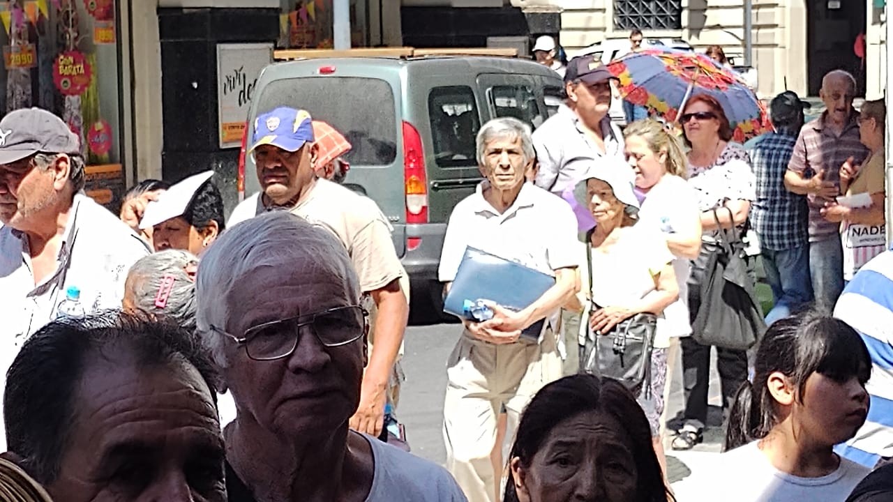 Al rayo del sol: jubilados hicieron largas filas y no pudieron cobrar sus haberes por una caída del sistema | Córdoba