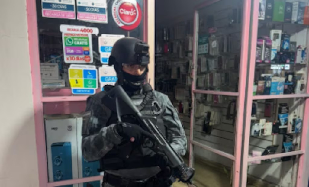 Dos hombres quedaron detenidos por vender droga desde un local de reparación de celulares | Córdoba