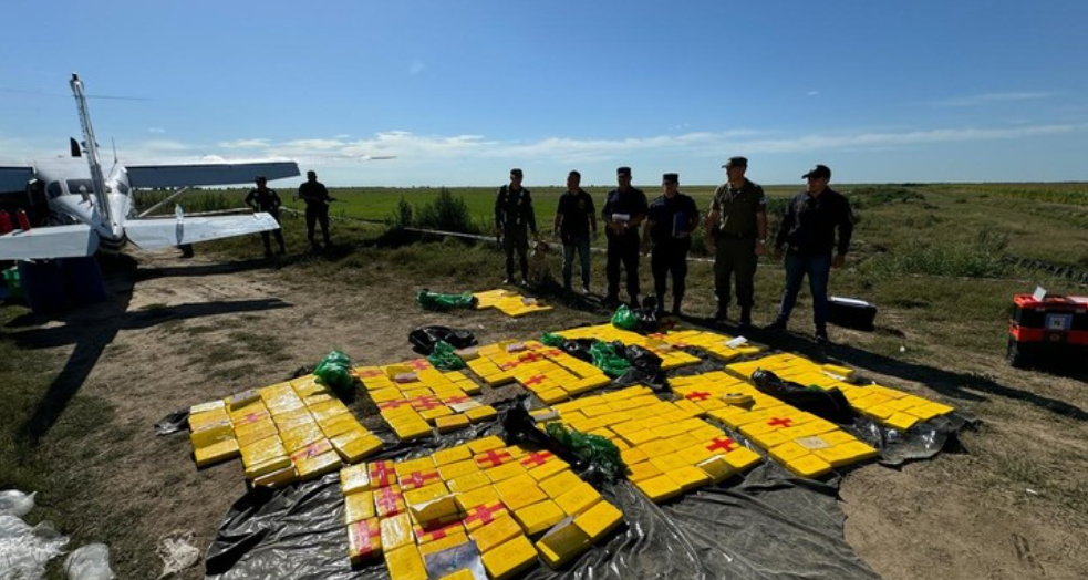 Avioneta se quedó sin combustible y aterrizó de emergencia en un campo: trasladaba 359 kilos de cocaína | Actualidad