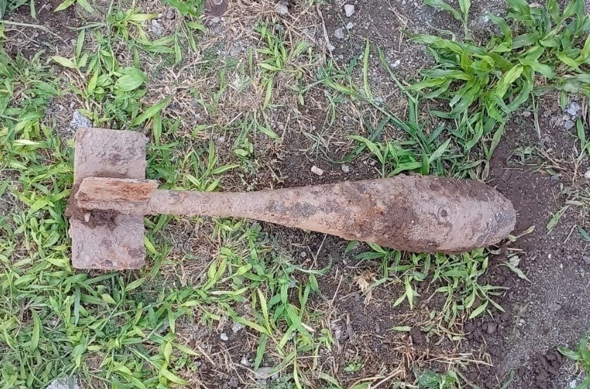 Realizaba un pozo para instalar una pileta y encontró una bomba | Córdoba